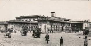  Stazione Maria Antonia nella piazza vecchia di Santa Maria Novella; la prima stazione di Firenze, contemporanea della Leopolda ai tempi del Granduca. Fu adibita al traffico passeggeri durante i cinque anni della capitale. 
