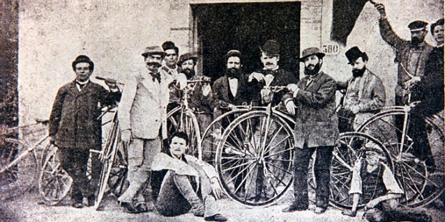 Gli organizzatori della prima corsa ciclistica su strada
