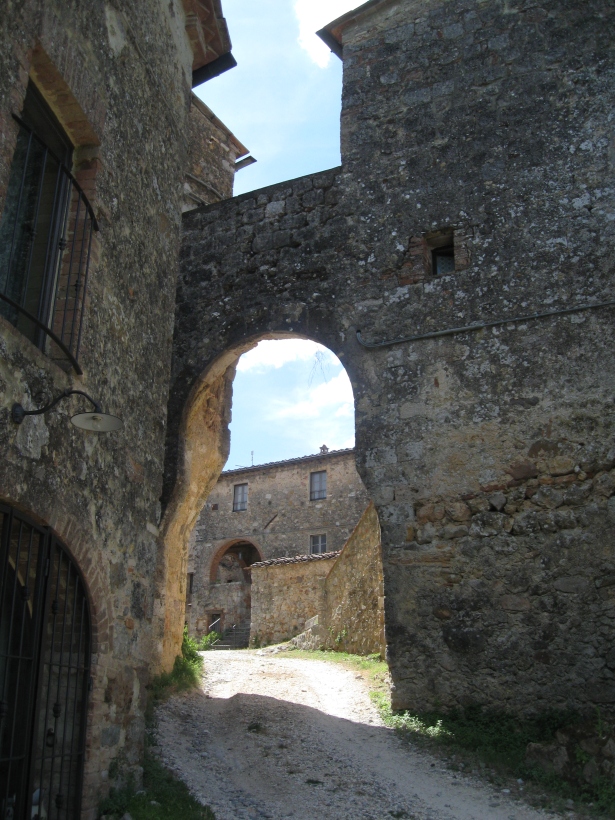 Castello di Tocchi la porta d'ingresso