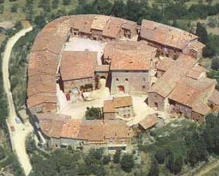 Murlo il borgo fortificato visto dall'alto: s'intuisce l'antico giro di mura, emerge il palazzo vescovile si vedono le due piazze e la chiesa di San Fortunato